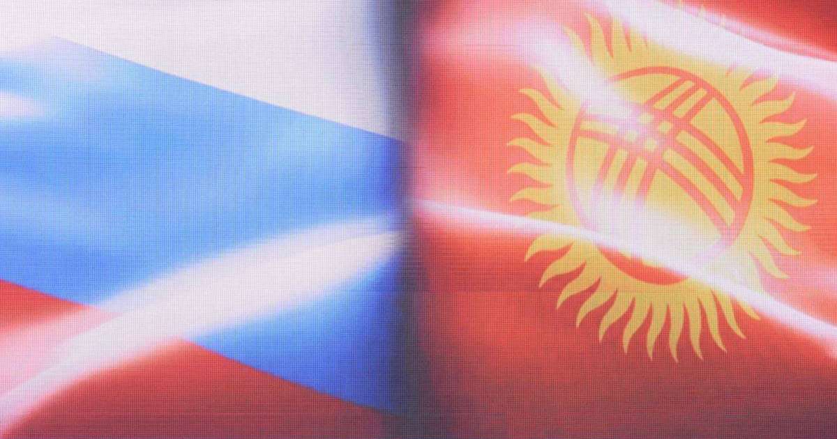 Бішкекте "Путин - агрессор" деген жазуы бар плакат ұстаған белсендіні ұстады