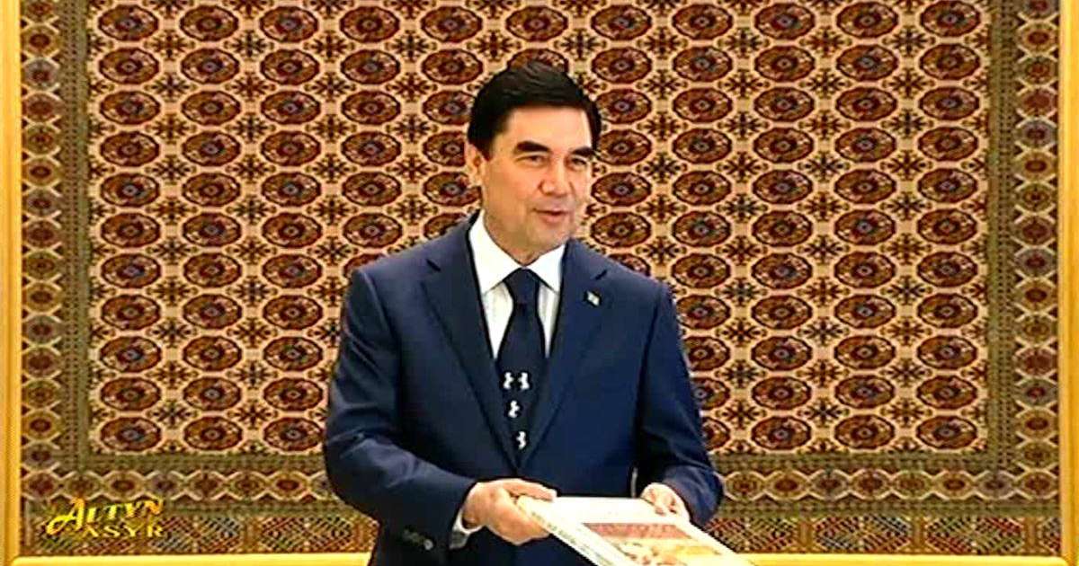 Түркіменстанда оқушыларды президент кітаптарын сатып алуға мәжбүрлеп жатыр