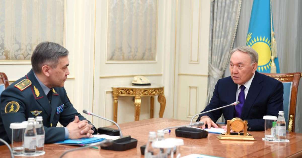 首任总统接见国防部部长叶尔梅克巴耶夫