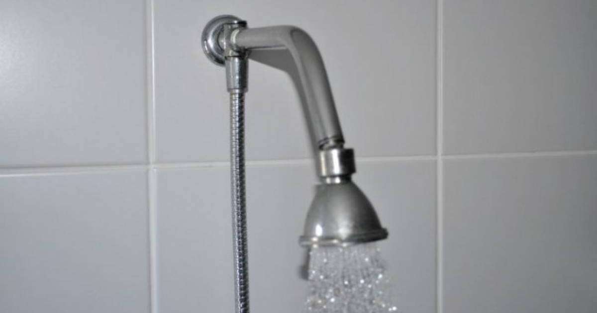 Ваннада шешінген жас қыз жасырын камераға түсіп қалды