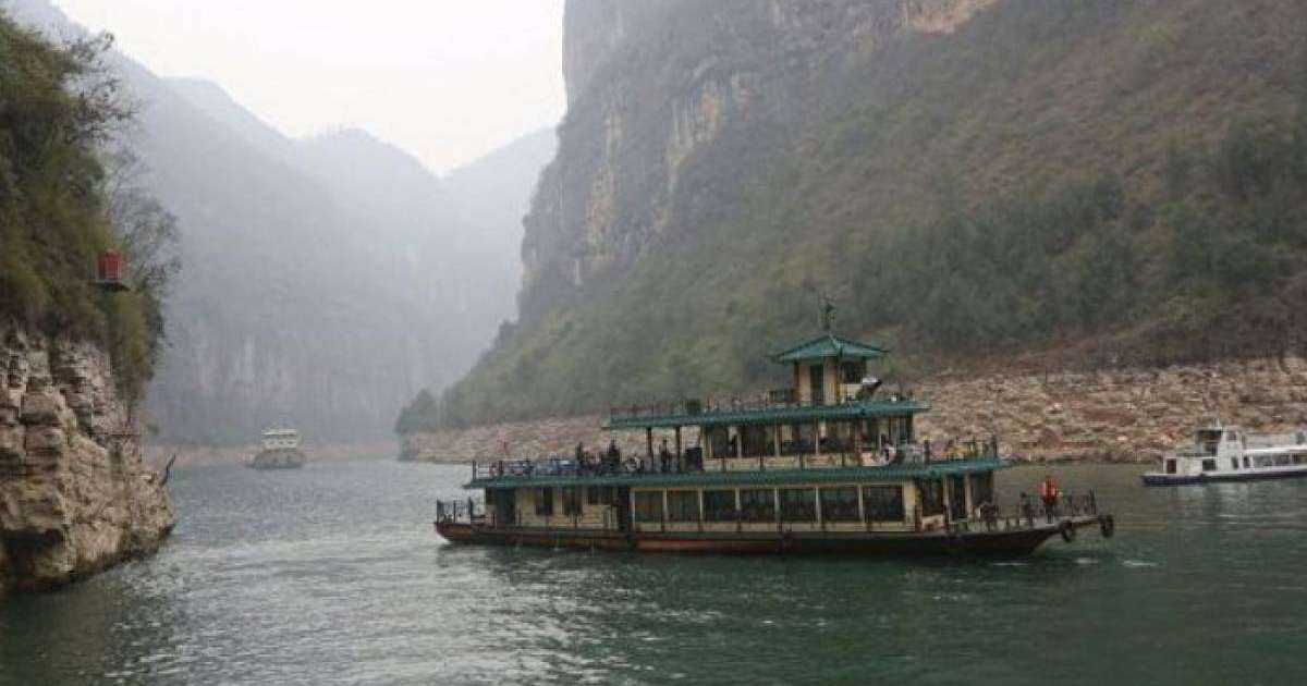 Қытайда адамдар өтіп бара жатқан кезде аспалы көпір құлады – қорқынышты видео