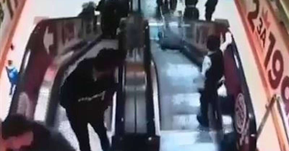 Ағасы арбадағы інісін экскалатордан итеріп жіберді