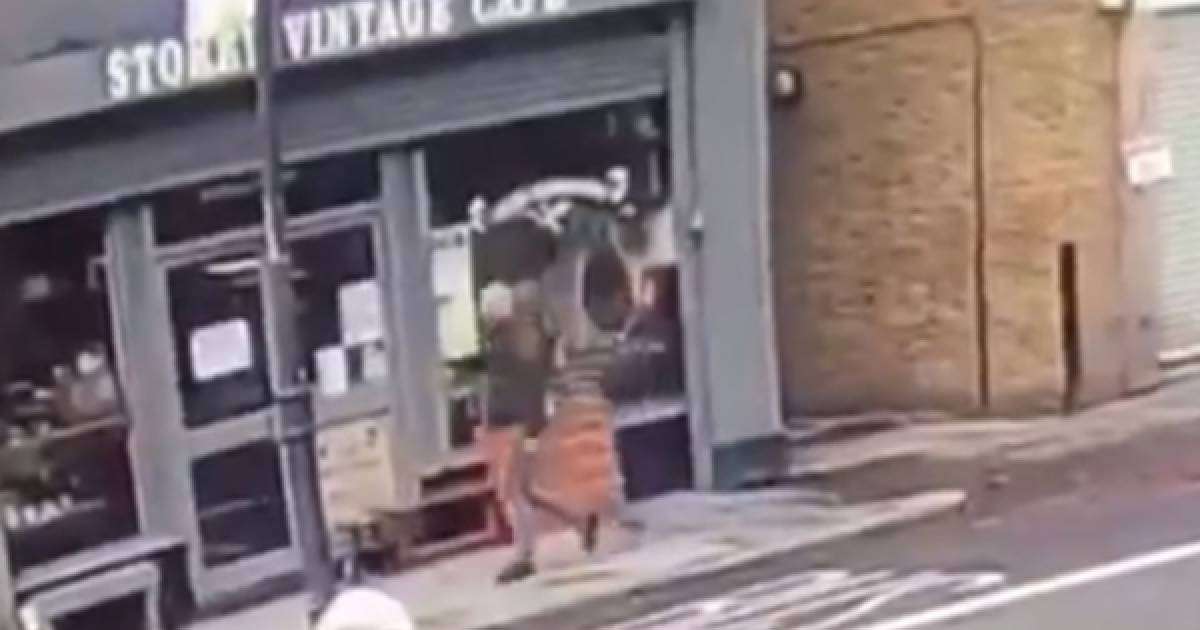 Видеошок: "Періштесі қаққан". Ер адам өткен жерден бір секунттан соң төбе құлаған