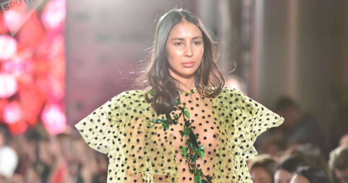 Динагүл Тасова тағы да төсін жалаңаштады