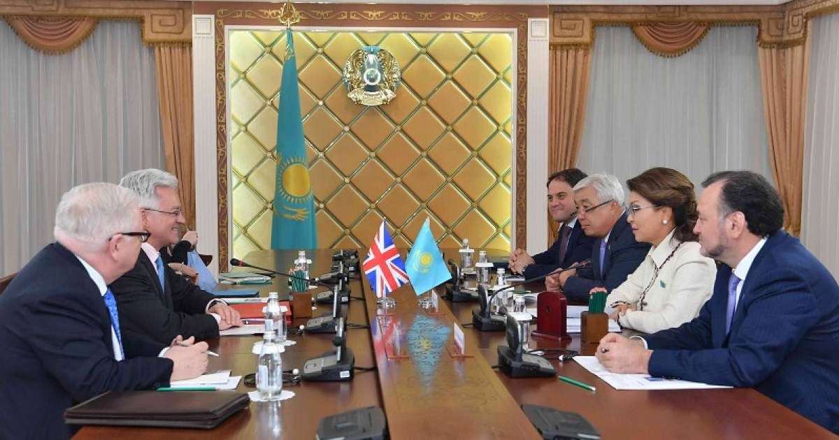 参议院议长纳扎尔巴耶娃会见英国议员邓肯