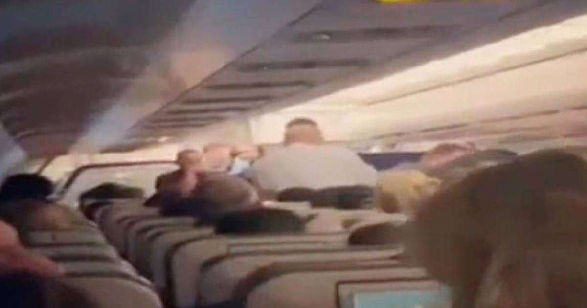 Әйелдің ұшақта босанған сәті видеоға түсіп қалды
