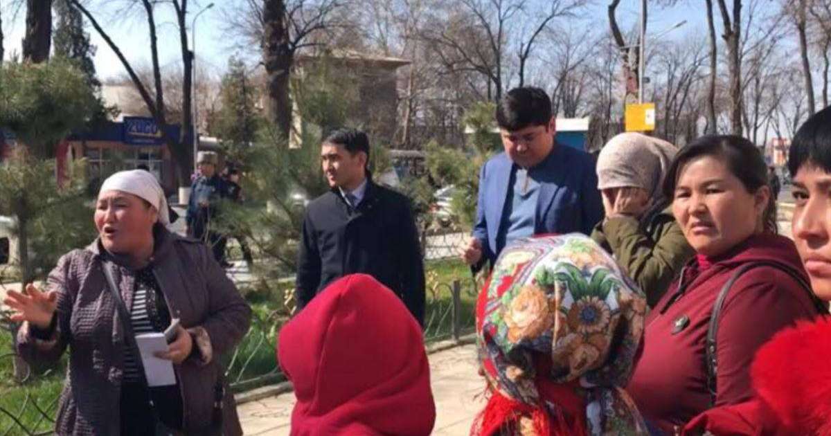 Шымкентте ондаған наразы ана "әкім келмесе, орталық көшені жаппақ"