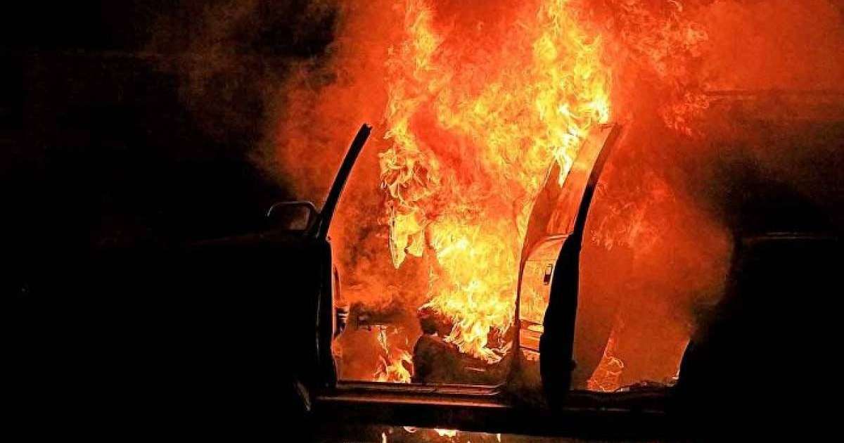 Жаңаөзенде автокөлік жол ортасында жарылып кетті – видео