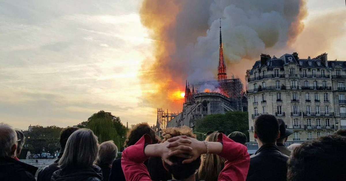 托卡耶夫总统就巴黎圣母院大火向法国人民表示慰问