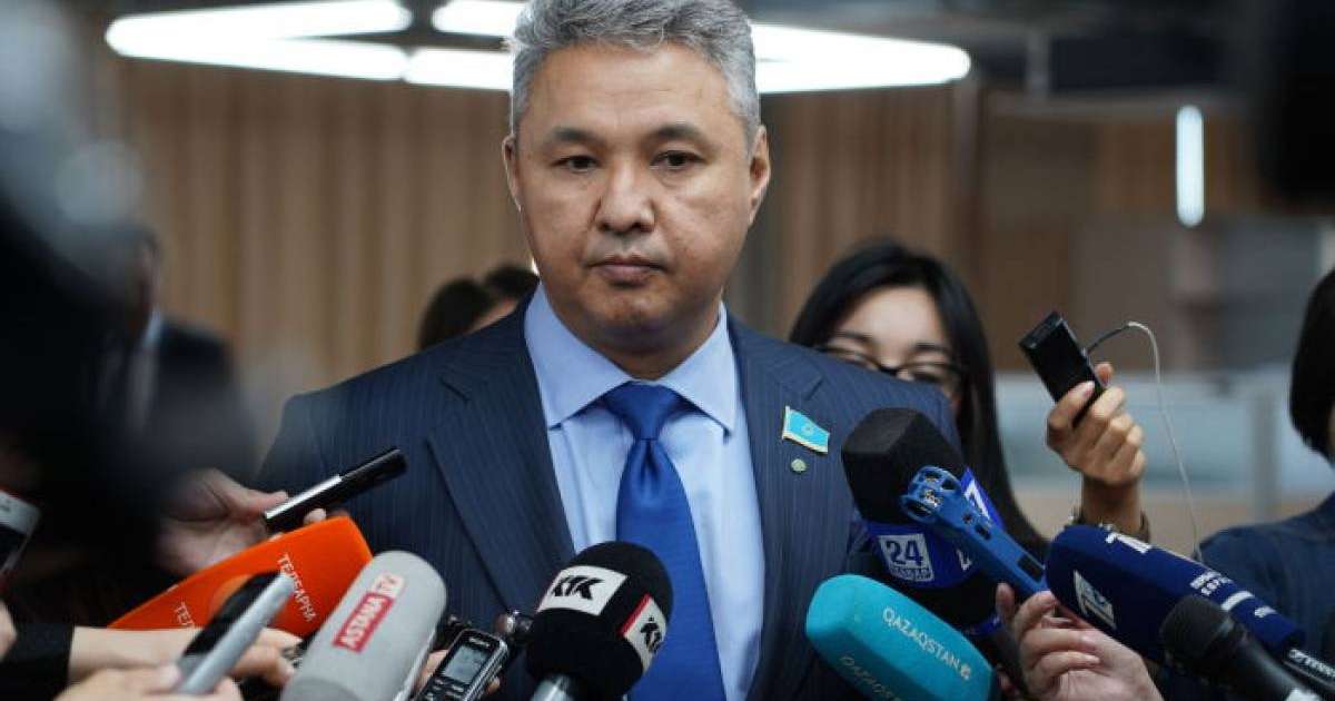 отбасы, әйелі, еңбек жолы, білімі, қызметі, партияға келуі