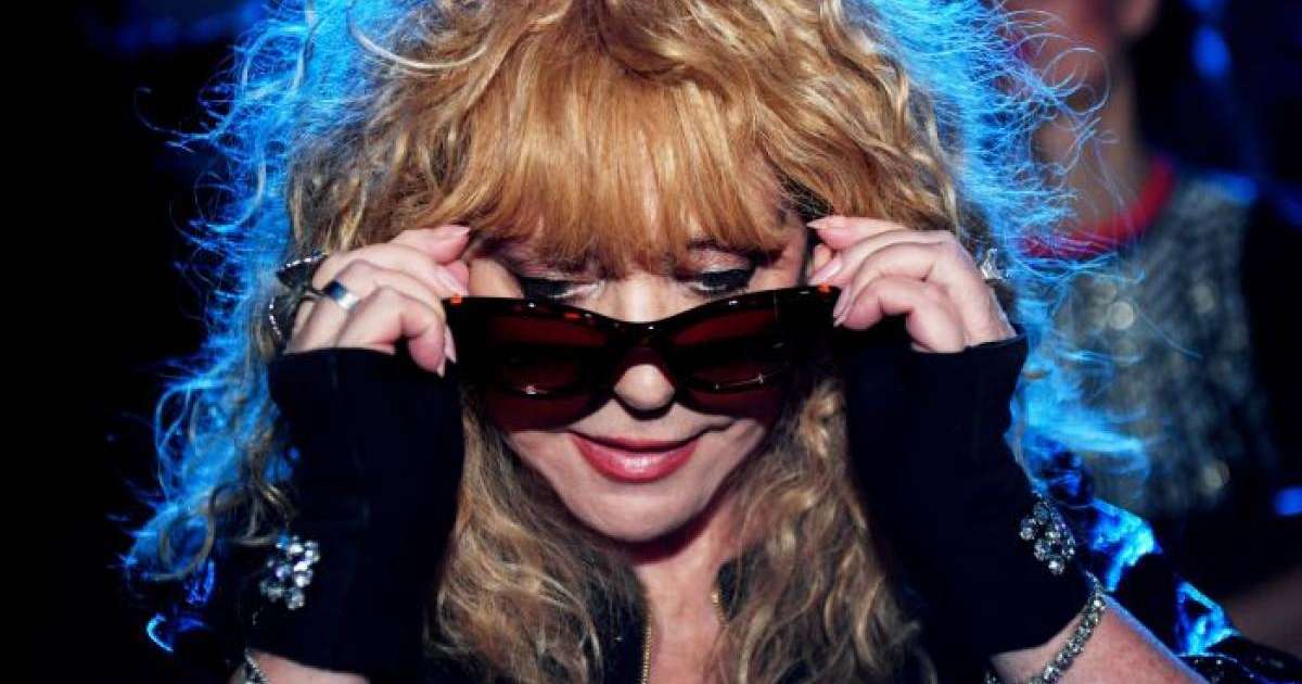 Димаш Алла Пугачеваның шығармашылық кешінде ән шырқайды