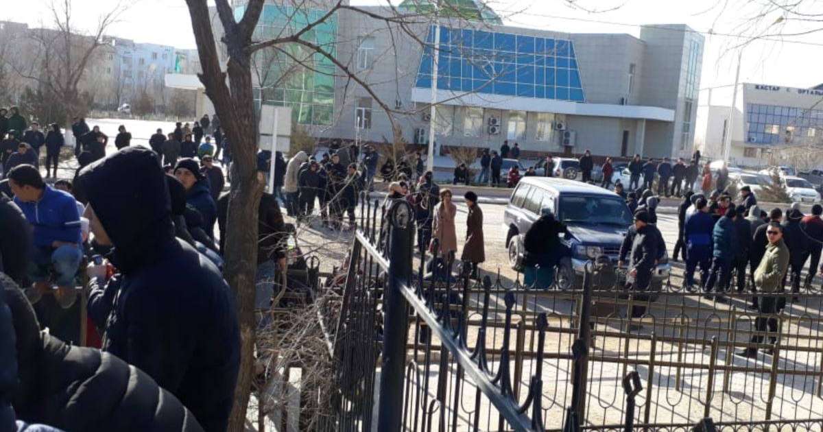 Жаңаөзенде ондаған адам әкімдік алдында наразылық білдірді