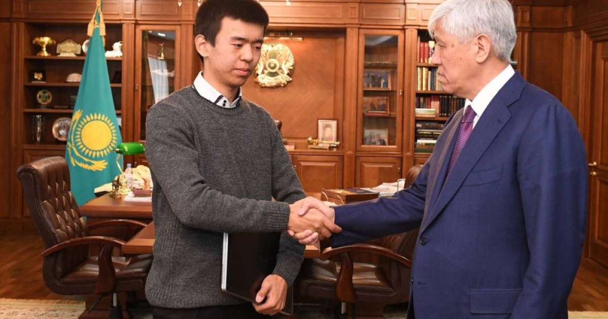 Өртенген үйден екі баланы құтқарған студентке білім гранты берілді