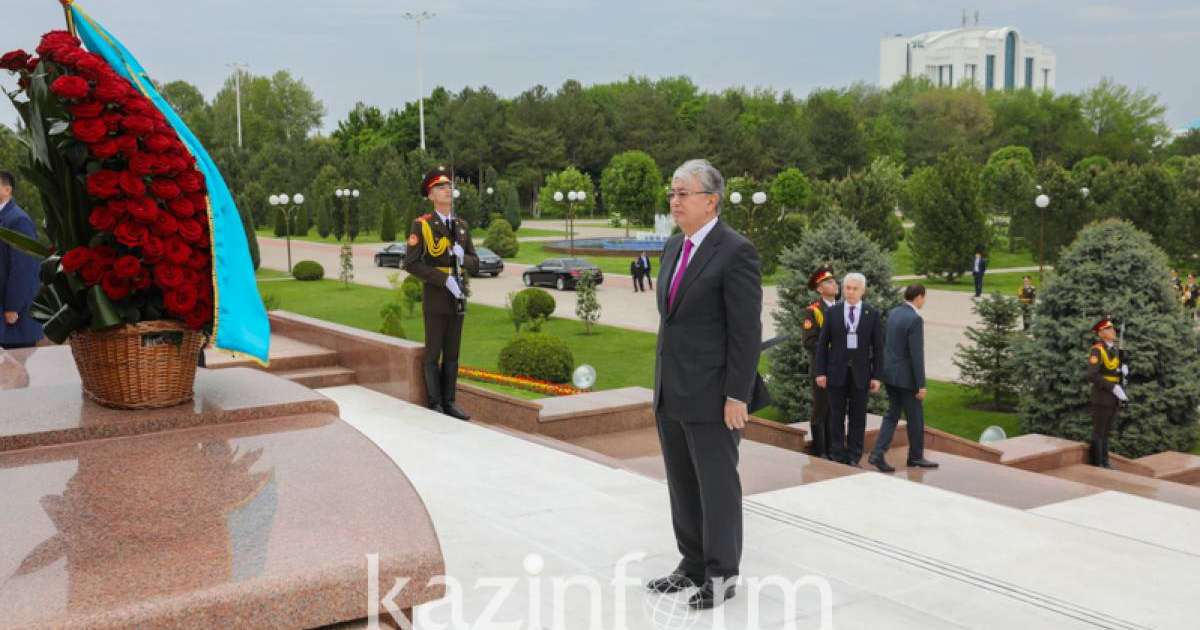 哈萨克斯坦总统向独立和人道主义纪念碑献花