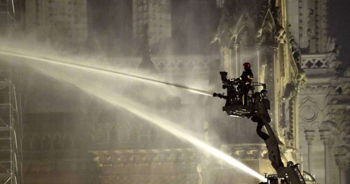 法国巴黎圣母院大火已被熄灭