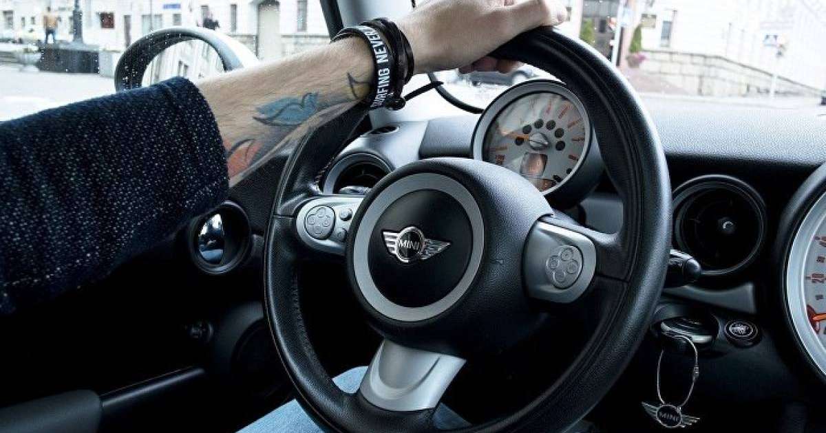 Тараздық жігіт "Қазақ хандығы" монументі алдында темір тұлпарымен трюк жасады – видео