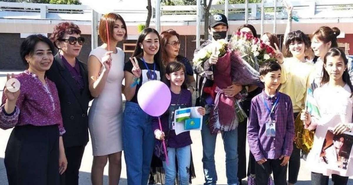 迪玛希抵达塔什干 粉丝团热情接待