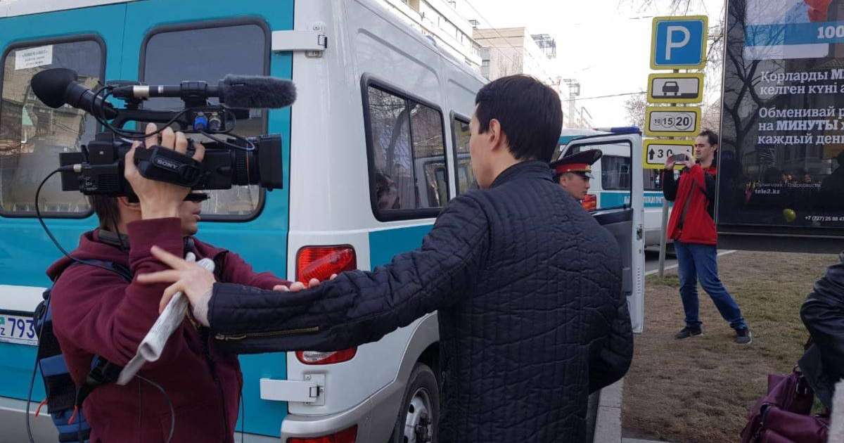 Абаев Азаттық тілшілеріне жасалған кедергілер жайлы: "Заңды түрде шешілуі керек"