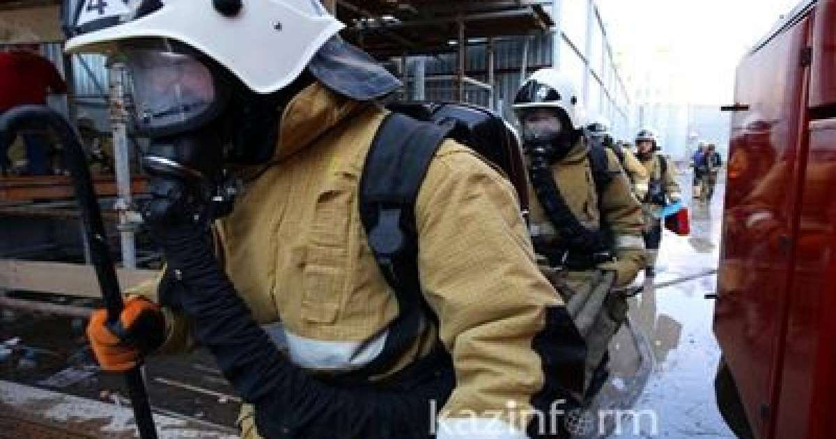 Алматыда 3 қабатты ғимарат өртеніп жатыр