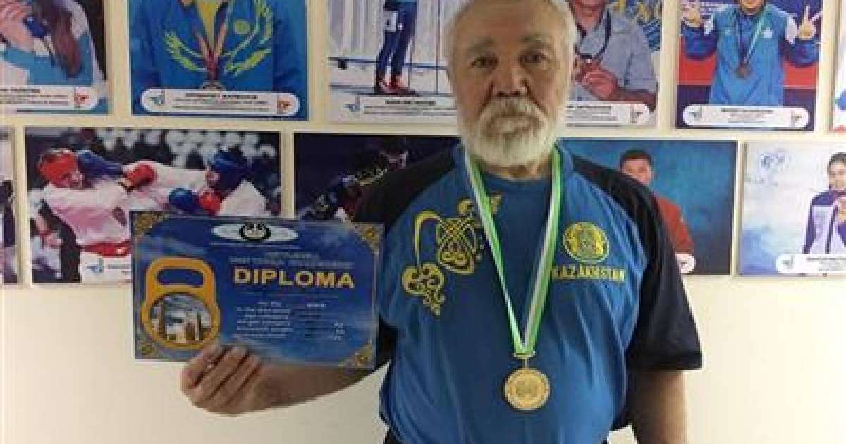 75 жастағы қария кір тасын көтеруден Әлем чемпионы атанды
