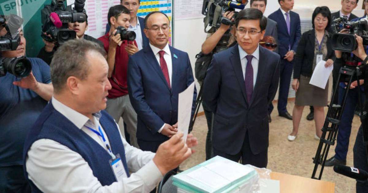 білім министрі Асхат Аймағамбетов түлектерге сәттілік тіледі