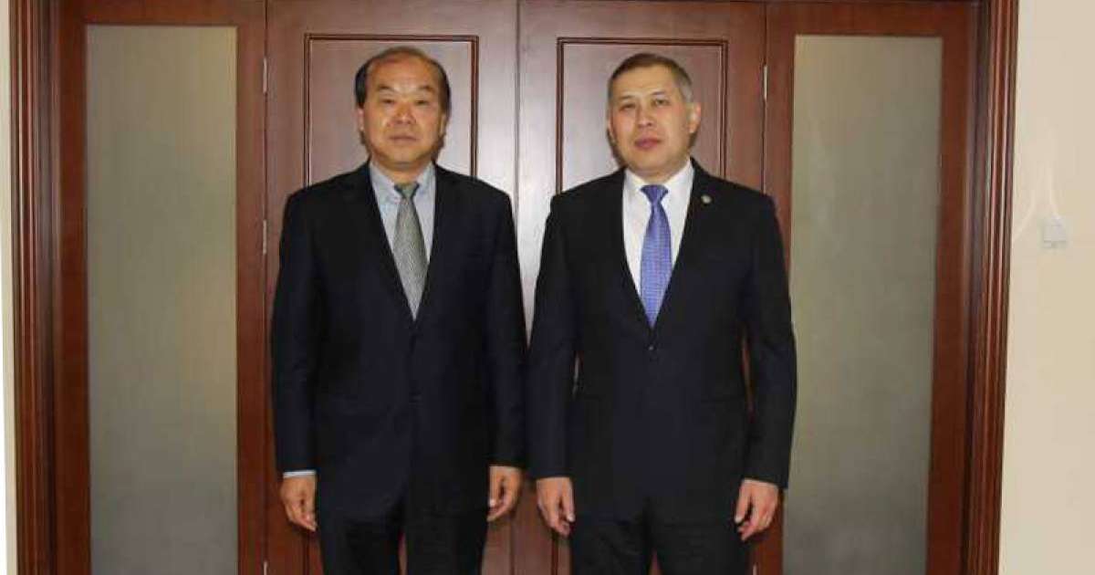 驻哈大使努雷舍夫会见爱菊公司董事长贾合义