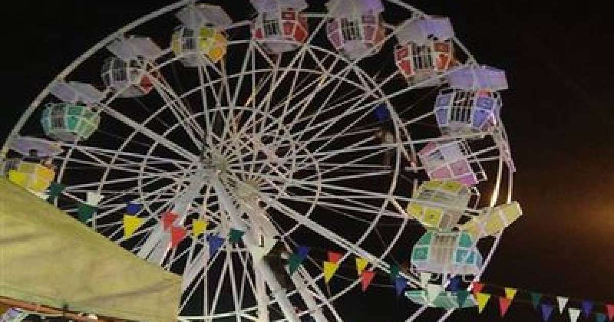 Ішінде адамдары бар аттракцион төңкеріліп кетті