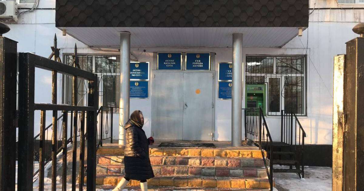 Ақтөбеде "оқушыға қол жұмсаған" инспектордың соты басталды