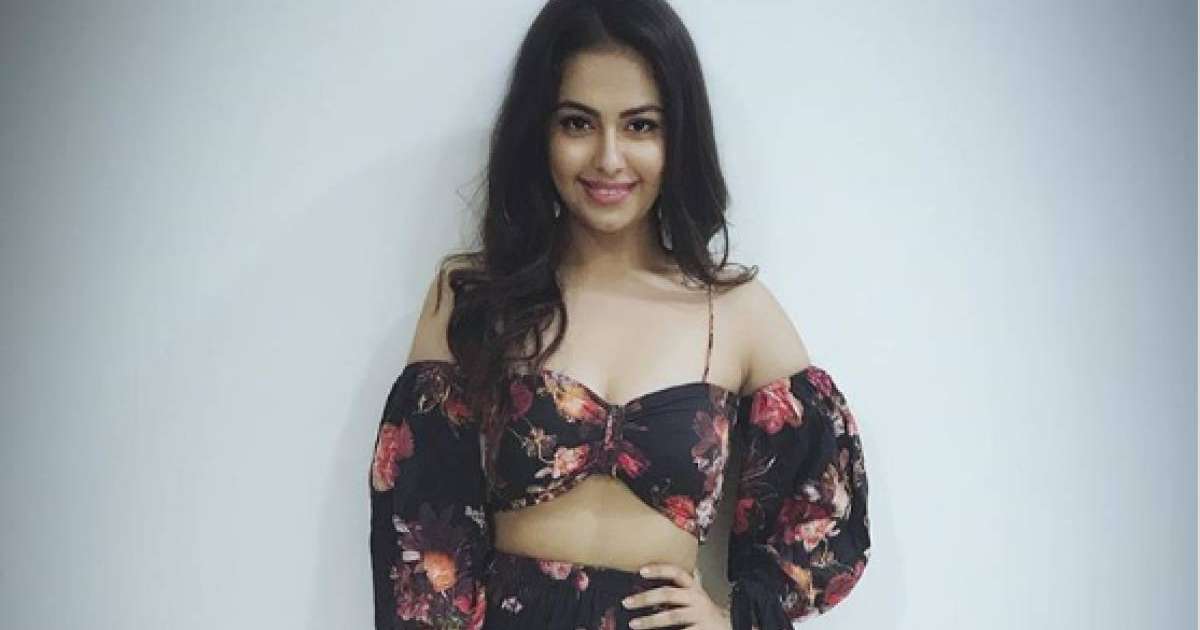 Жартылай жалаңаш денесін көрсеткен "Ананди" желіні жарды (фото)