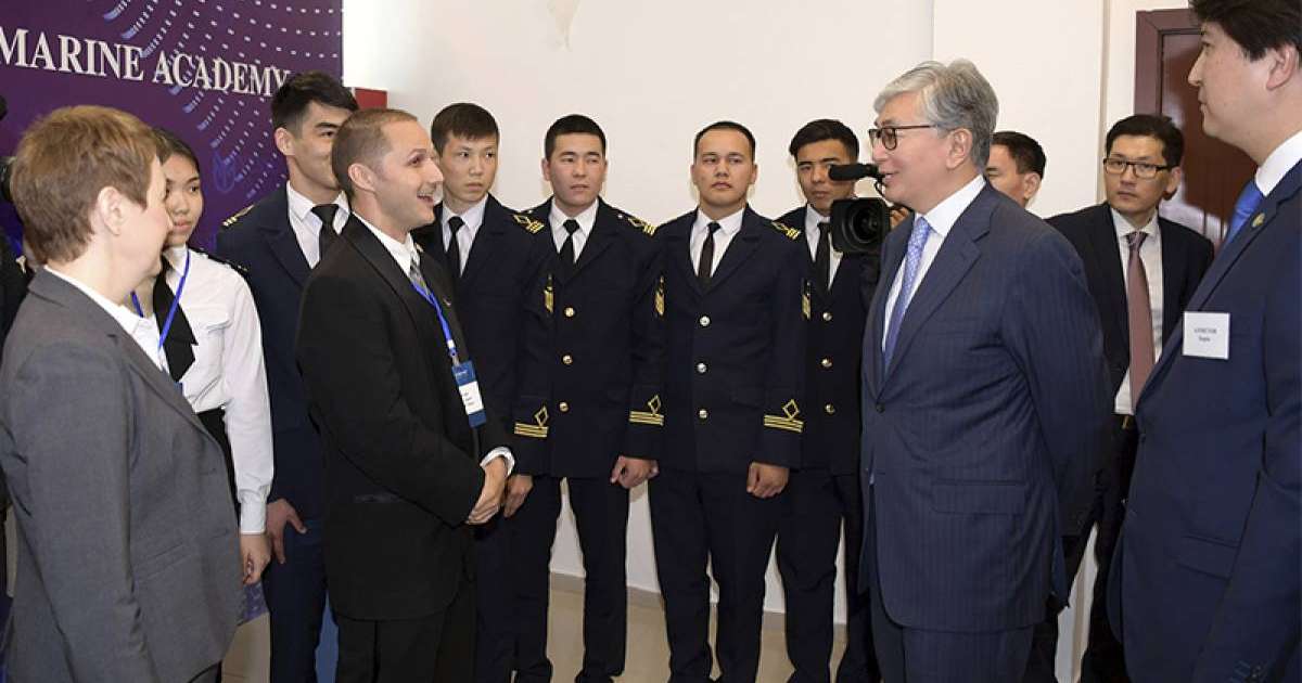 托卡耶夫总统同曼格斯套州大学生代表举行会面