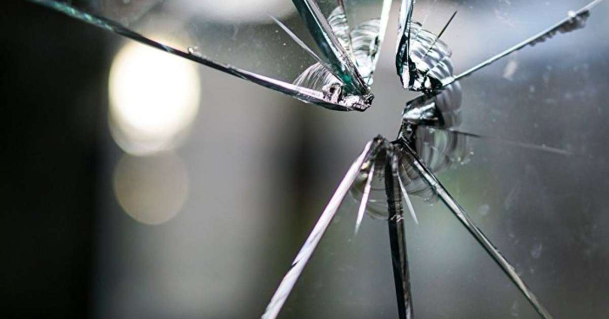 Алматыда оқушы лифтінің есігін сындырды: полиция бұзақыны ұстады