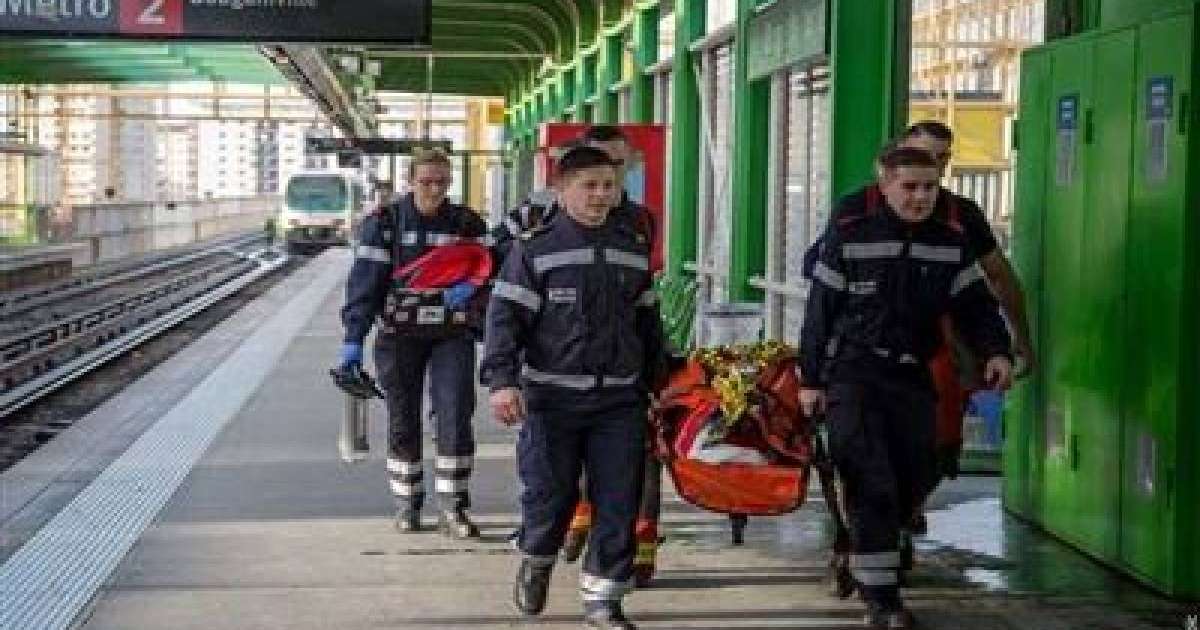 Пойыз рельстен шығып кетіп, 14 адам зардап шекті