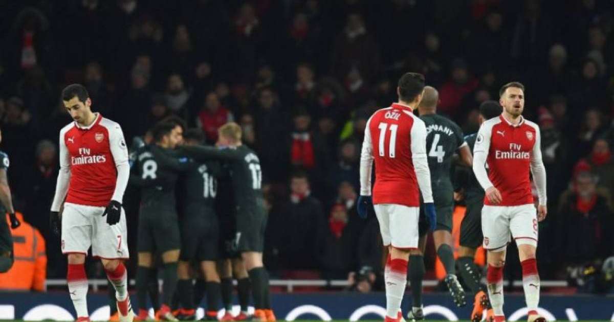 «Арсенал» футболшылары Еуропа Лигасында Реннге ұтылғаннан кейін әуежайда жанкүйерлерден қашып кетті