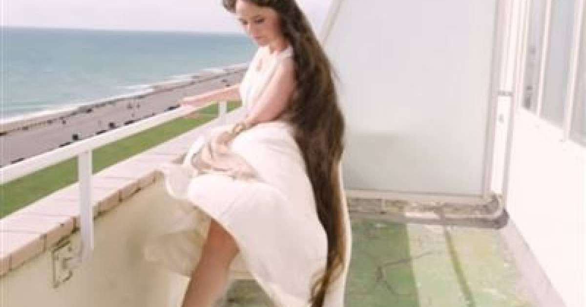 Әйел шашын өсіру үшін 20 жыл бойы жумаған