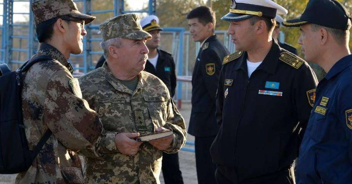 外国驻哈武官团访问阿克套海军基地