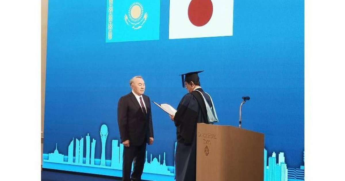 日本筑波大学向纳扎尔巴耶夫颁发名誉博士学位