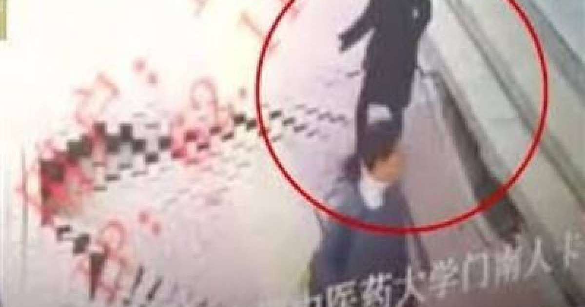 Көшеде келе жатқан әйелді жер жұтып қойды