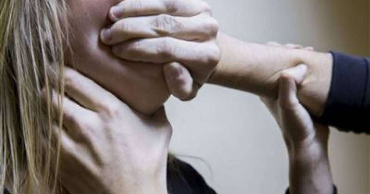 Өскеменде 50 жастағы ер адам әйелді ұрып, кейін зорлаған