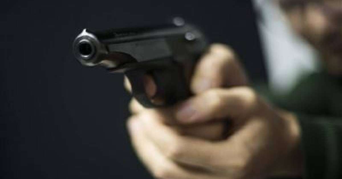 Ер адам ойыншық тапаншамен дүкен тонаған