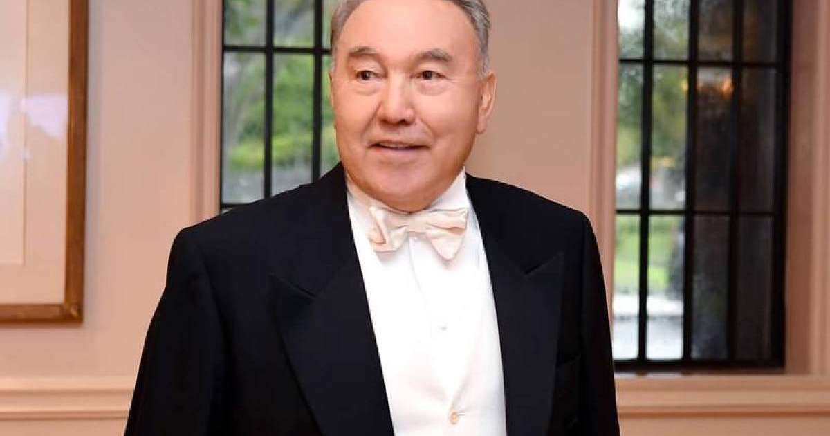 首任总统身着白领结规则礼服出席日本新天皇继位仪式