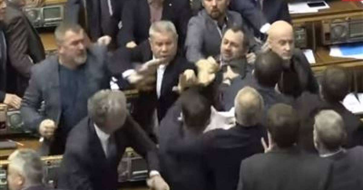 Жиын кезінде бір топ депутат төбелесіп қалды