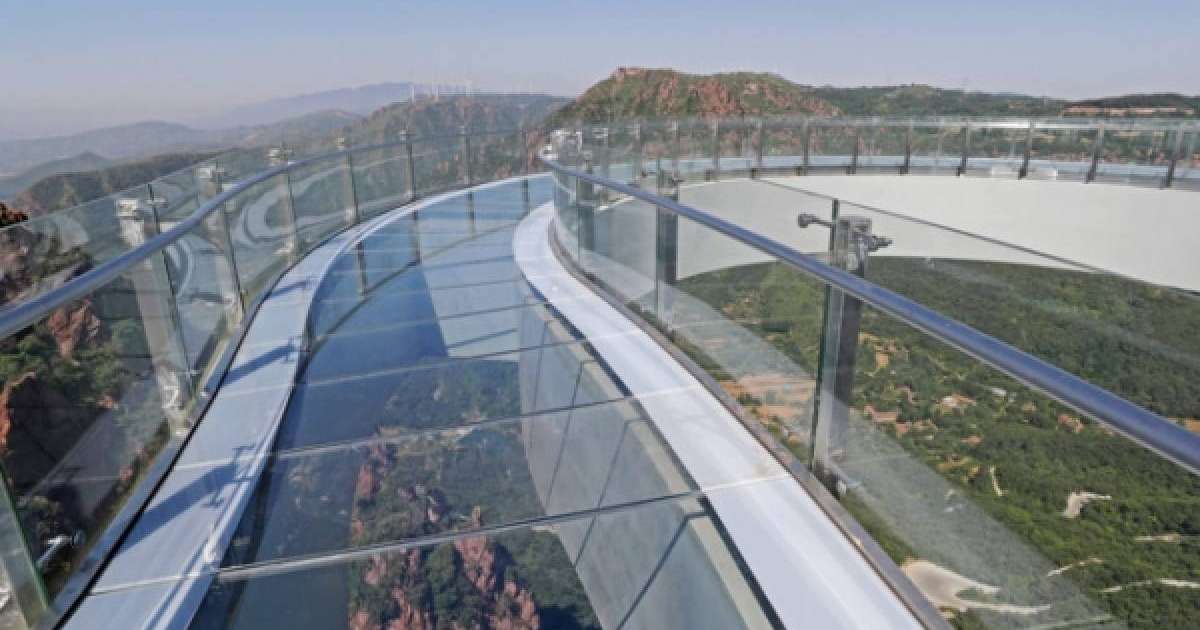 Видеошок: Шыны балкон туристердің көзінше шытынап кеткен