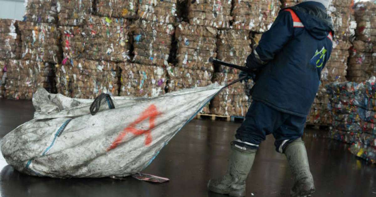 Қытай тұрғыны концертке бару үшін тонналаған қоқысты қопарып шықты