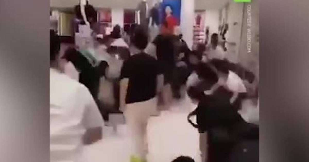 Видеошок: Киім үшін төбелескендер жұрт алдында күлкіге қалды