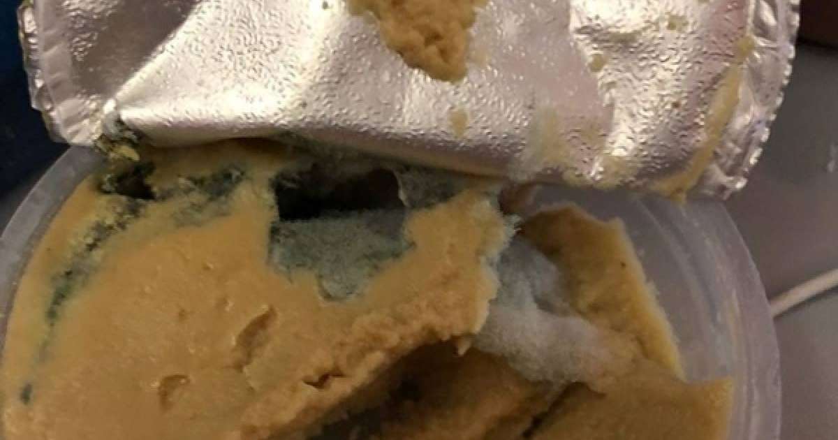 Ұшақ пассажирі көгерген тамаққа екі рет өтем ақы төлеген