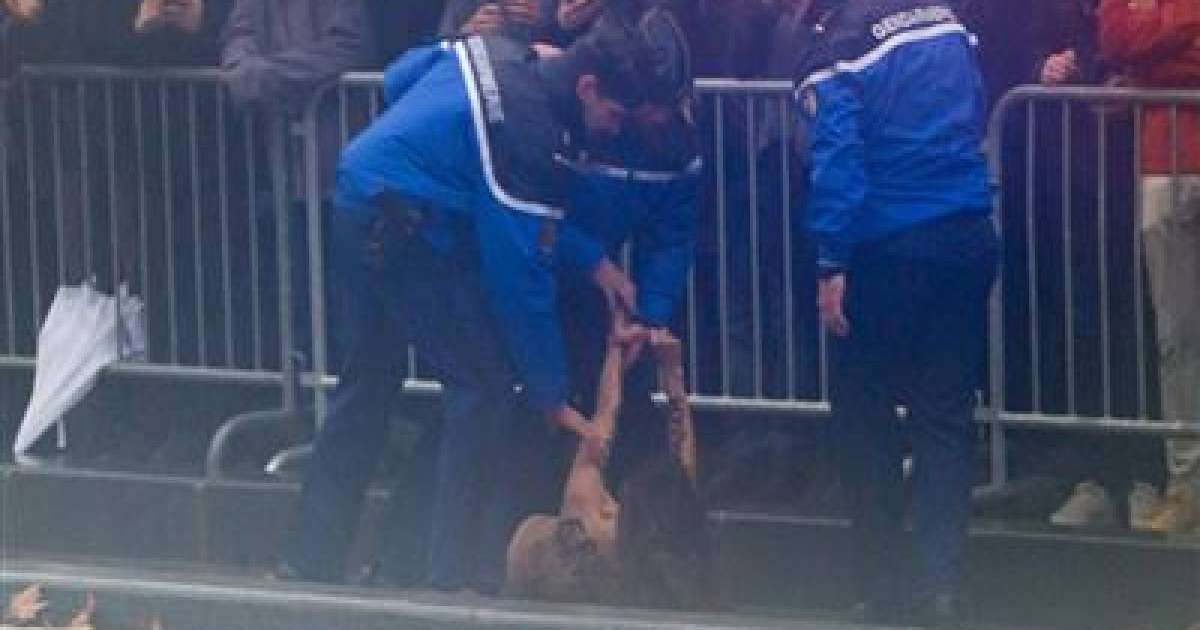 Төсін жалаңаштаған әйел президенттің кортежіне тап берді