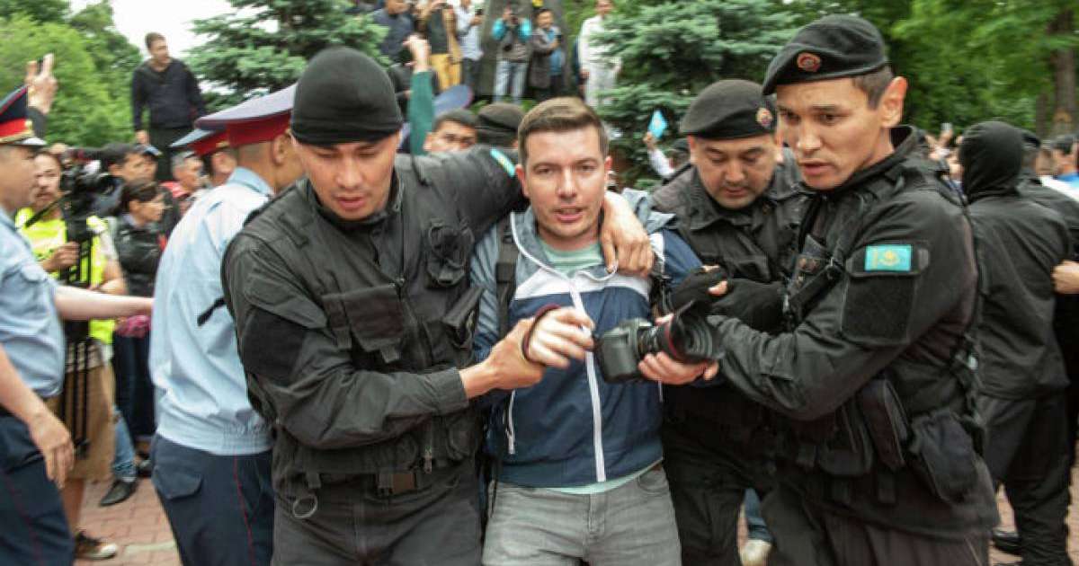 Екі қаладағы митингілер кезінде 9 журналист ұсталды