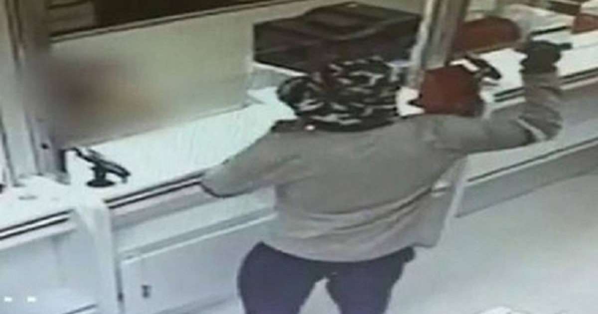 Көкеніспен қаруланған адам екі банкті тонаған