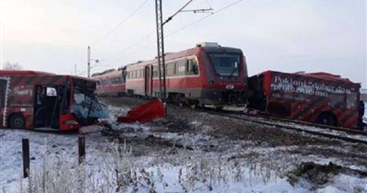 Автобус пен пойыз соқтығысып, 22 адам зардап шекті