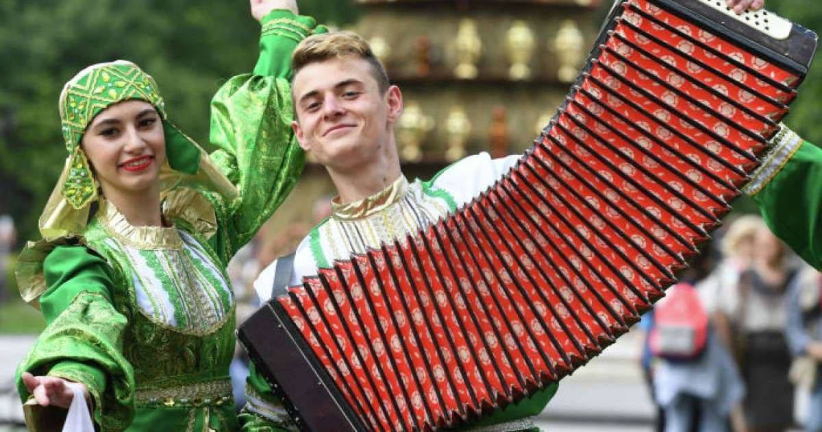 Ресейлік әртістер астаналықтардың алдында өнер көрсетеді   